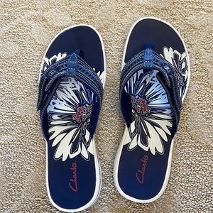 Woman’s New Size 10 Clark sandals 👡